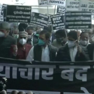 किसानों के समर्थन में सड़क पर उतरे राहुल गांधी को रास्ते में रोका, पुलिस बोली- परमिशन नहीं