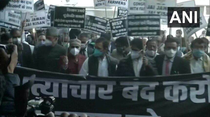 किसानों के समर्थन में सड़क पर उतरे राहुल गांधी को रास्ते में रोका, पुलिस बोली- परमिशन नहीं