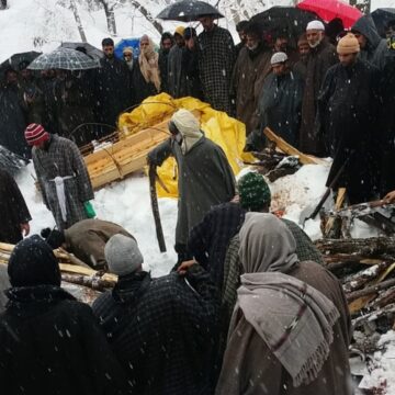 बर्फबारी से सड़क बंद, मुस्लिम पड़ोसी कंधे पर लाए 10 KM दूर कश्मीरी पंडित का शव