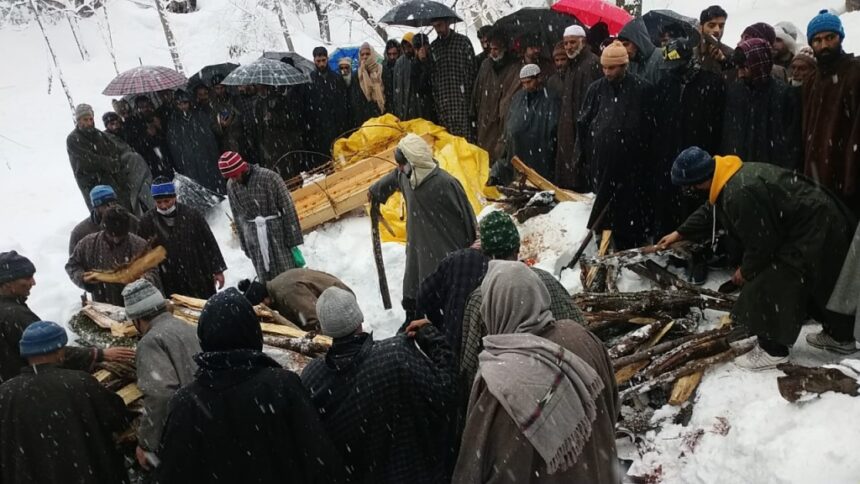 बर्फबारी से सड़क बंद, मुस्लिम पड़ोसी कंधे पर लाए 10 KM दूर कश्मीरी पंडित का शव