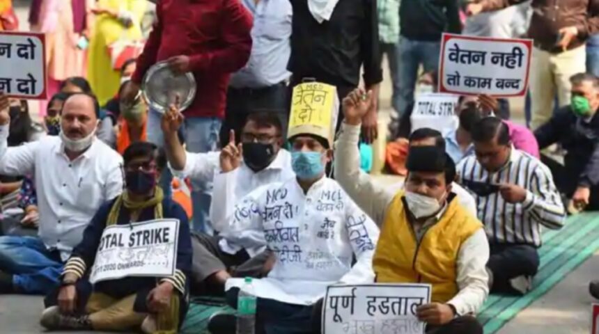 दिल्ली नगर निगम कर्मचारियों को 5 महीने से नहीं मिला वेतन, अनिश्चितकालीन हड़ताल पर बैठे