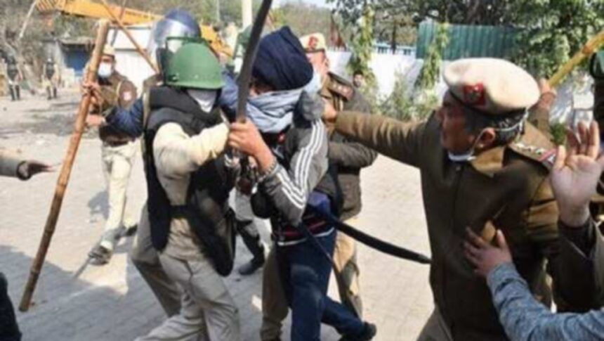 सिंघु बॉर्डर पर किसान और BJP समर्थक प्रदर्शनकारियों के बीच झड़प, SHO समेत 5 घायल