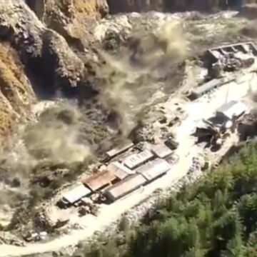 फटा ग्लेशियर, उत्तराखंड के चमोली जिले में भारी तबाही के आसार, रेस्क्यू टीम रवाना