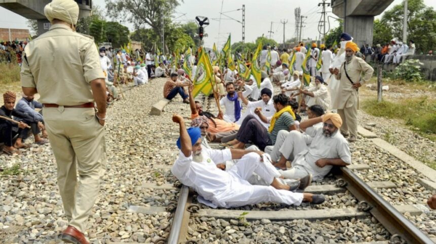 देशभर में ‘रेल रोको’ आंदोलन शुरू, किसानों ने किया रेलवे ट्रैक पर कब्जा