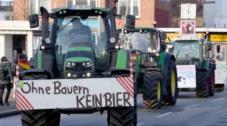 जर्मनी में भी ट्रैक्टर रैली, नए कानून के खिलाफ किसान राजधानी बर्लिन की सड़कों पर उतरें