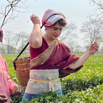 चाय बागान में मजदूरों के साथ दिखीं प्रियंका गांधी, कहा- देश के लिए बहुमूल्य है श्रम