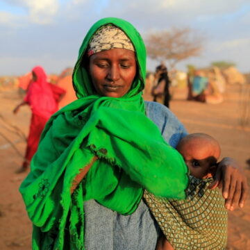 सूडान में बच्चों को कीचड़ खिलाने को मजबूर माँ-बाप, भुखमरी बन रहा हिंसक संघर्ष का सबब