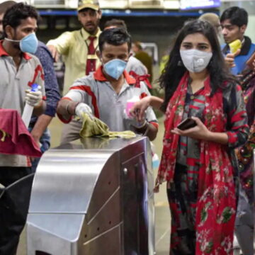 सोशल डिस्टेंशिंग का पालन नहीं करने पर दिल्ली मेट्रो के कई स्टेशन अस्थाई रूप से बंद