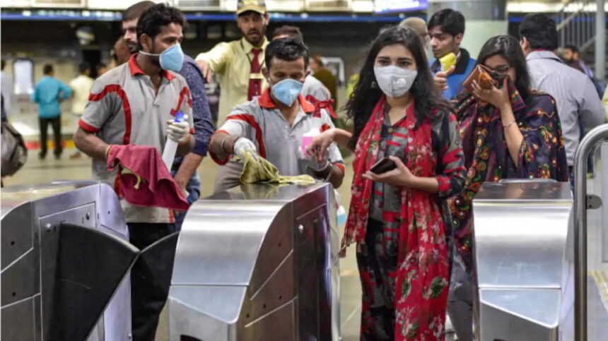 सोशल डिस्टेंशिंग का पालन नहीं करने पर दिल्ली मेट्रो के कई स्टेशन अस्थाई रूप से बंद