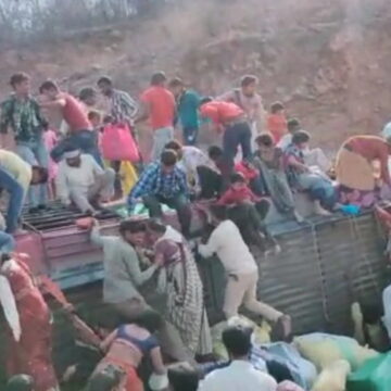दिल्ली से मजदूरों को ले जा रही बस पलटी, 3 लोगों की मौत और कई घायल