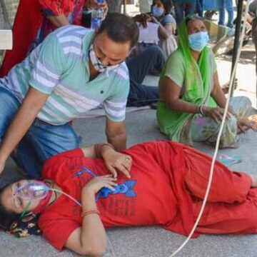 उत्तर प्रदेश के अस्पतालों में हाहाकार, आगरा में ऑक्सीजन की कमी से 8 लोगों की मौत