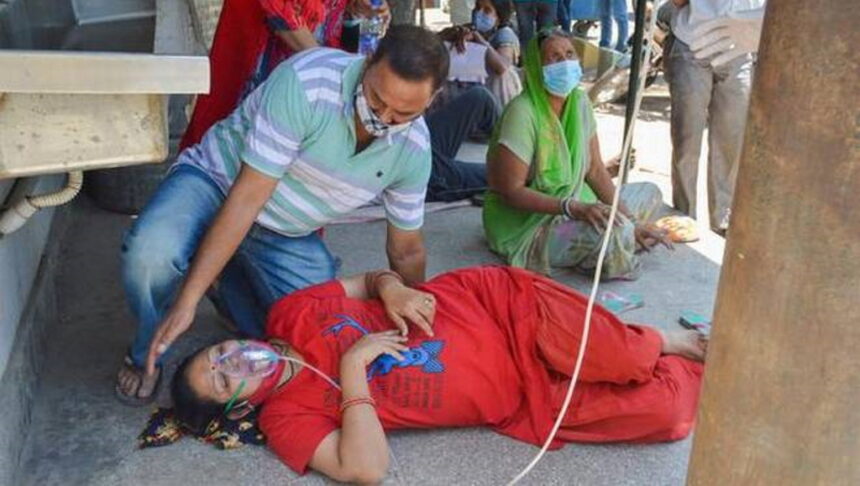 उत्तर प्रदेश के अस्पतालों में हाहाकार, आगरा में ऑक्सीजन की कमी से 8 लोगों की मौत