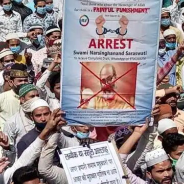 नरसिंहानंद सरस्वती की गिरफ्तार की मांग को लेकर सड़कों पर उमड़ा जनसैलाब