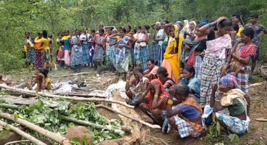 तीन लोगों की मौत के बाद कई दिनों से सड़कों पर 40 गांव के आदिवासी