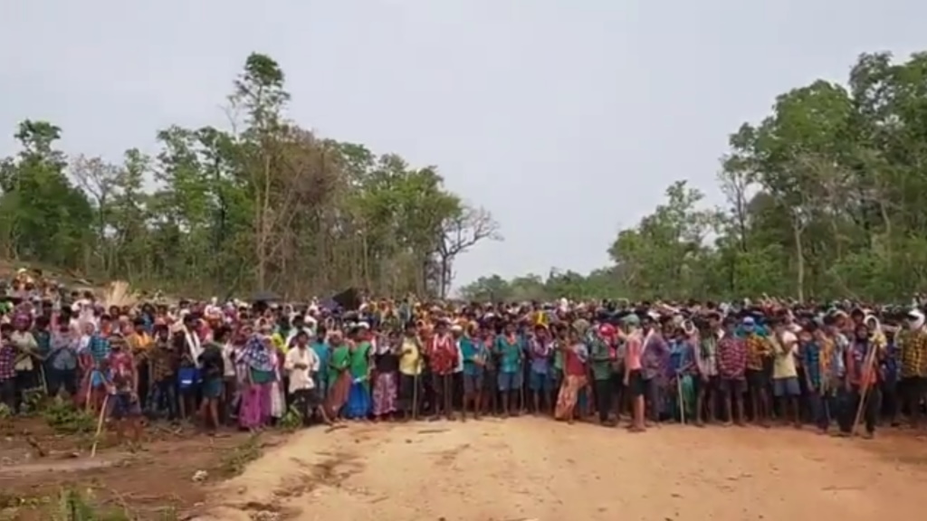 तीन लोगों की मौत के बाद कई दिनों से सड़कों पर 40 गांव के आदिवासी