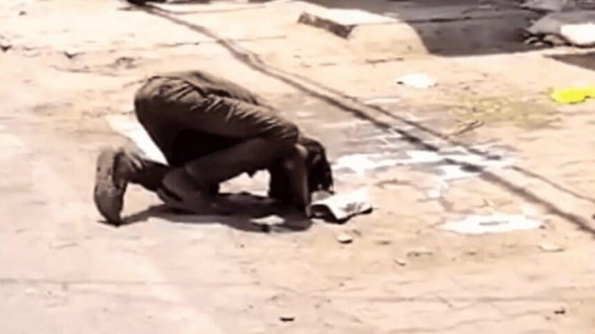 भुखमरी से लोगों का बुरा हाल, सड़क पर गिरा दूध पीता दिखा युवक