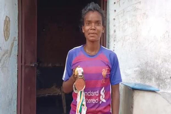 झारखंड की अंतरराष्ट्रीय फुटबॉल खिलाड़ी संगीता कुमारी ईंट-भट्टा में काम करने को मजदूर