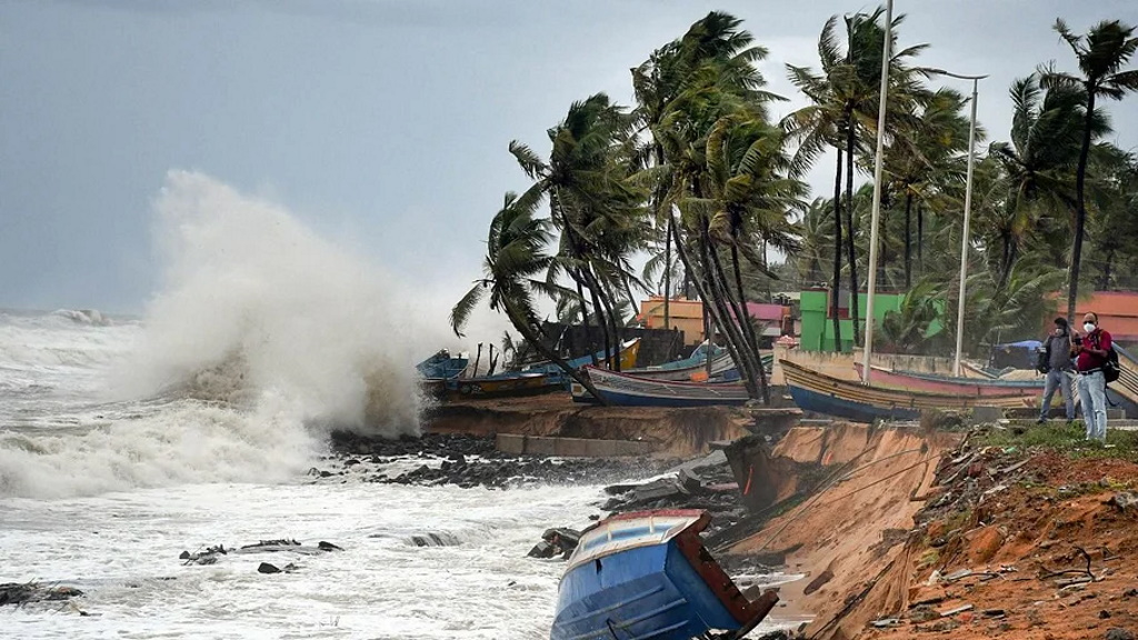 चक्रवाती तूफान तौकते ने ढाया कहर, अब तक कर्नाटक में 4 और केरल में 2 की मौत