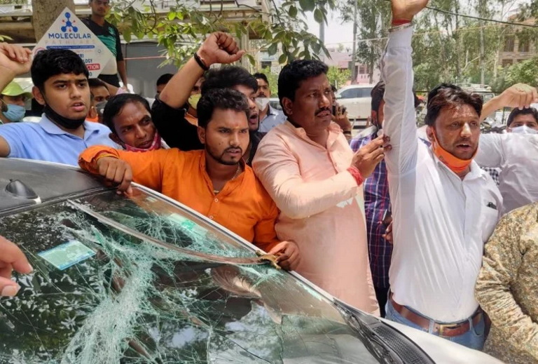 गाजीपुर बॉर्डर पर किसान और BJP कार्यकर्ता आपस में भिड़े, जमकर तोड़फोड़