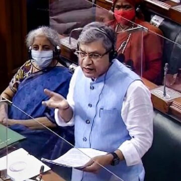 संसद में BJP-TMC आमने-सामने, तृणमूल सांसद शांतनु सेन ने IT मंत्री का पर्चा फाड़ा