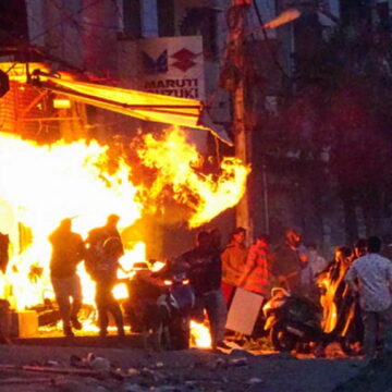दिल्ली दंगा: जुर्माना लगाते हुए कोर्ट ने कहा, लगता है पुलिस ही आरोपियों को बचा रही
