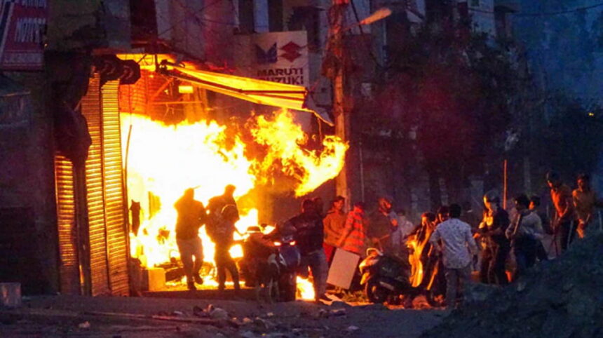 दिल्ली दंगा: जुर्माना लगाते हुए कोर्ट ने कहा, लगता है पुलिस ही आरोपियों को बचा रही