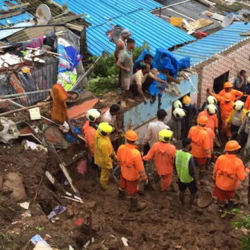 भारी बारिश के बीच मुंबई में दो जगहों पर दीवार गिरी, अब तक 23 लोगों की मौत