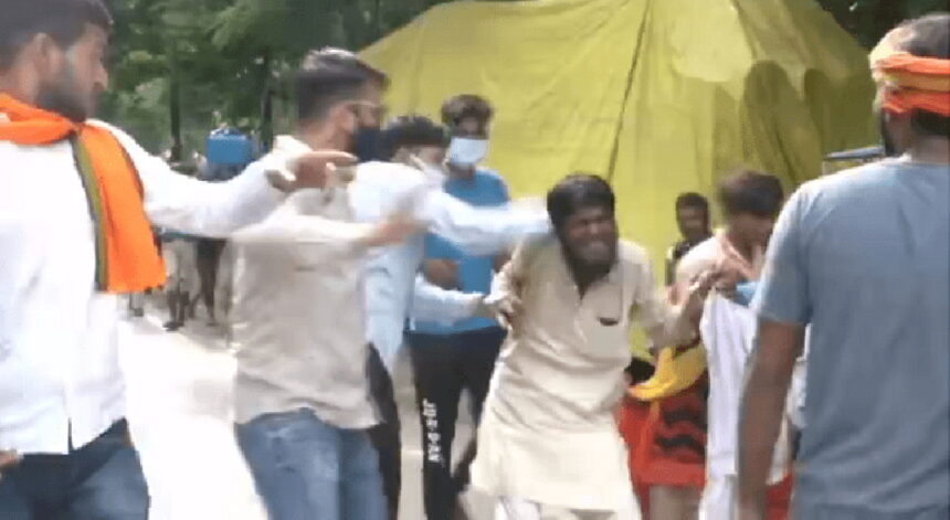 रिक्शा चालक अफसार से लिपट रोती रही बेटी ‘जय श्रीराम’ का नारा लगा पिटते रहे गुंडे