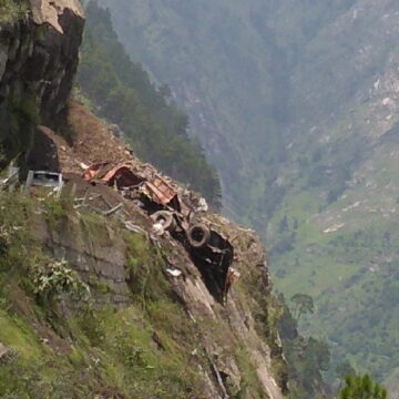 हिमाचल प्रदेश में फिर हुआ लैंडस्लाइड, 80 लोगों के दबे होने की आशंका, देखें वीडियो