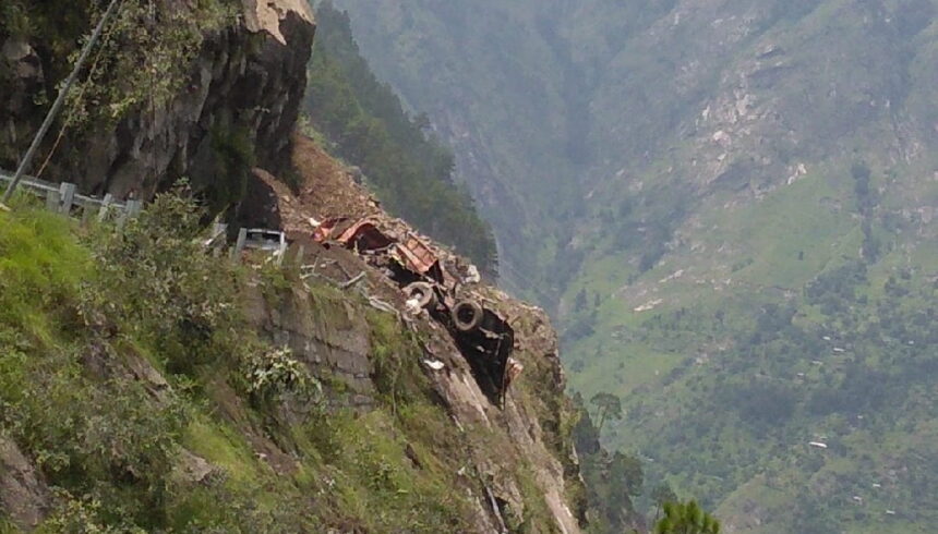 हिमाचल प्रदेश में फिर हुआ लैंडस्लाइड, 80 लोगों के दबे होने की आशंका, देखें वीडियो