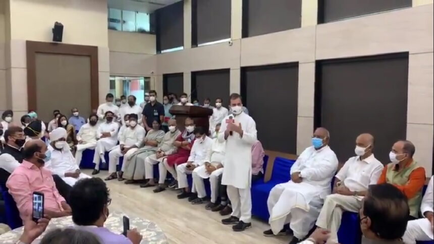पहले राहुल गांधी के साथ बैठक, फिर साइकिल पर सवार होकर संसद पहुंचा विपक्ष