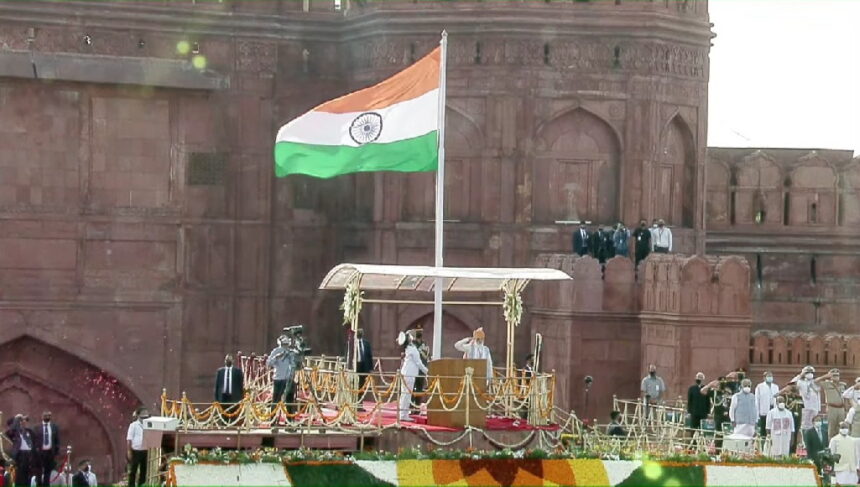 लाल किले की प्राचीर से प्रधानमंत्री ने किया ध्वजारोहण, जानें भाषण की मुख्य बातें