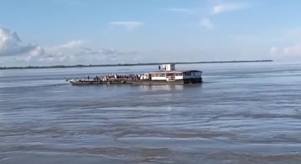 ब्रह्मपुत्र नदी में भीषण हादसा, सैकड़ों लोग पानी में बहे, बचाव कार्य जारी