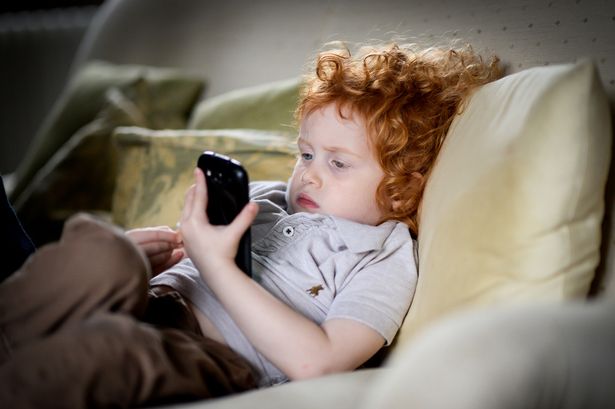 स्मार्टफोन से छोटे बच्चों को रखें दूर, वरना भुगतने होंगे खतरनाक परिणाम