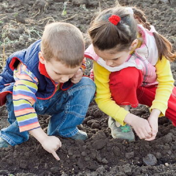 बच्चों का मिट्टी में खेलना क्यों फायदेमंद होता है, जानें वजह