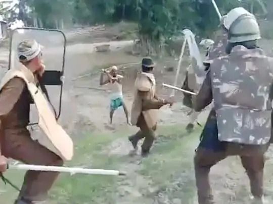 असम में जमीन खाली कराने गई पुलिस ने ग्रामिणों के सीधे सीने में मारी गोली, 3 की मौत