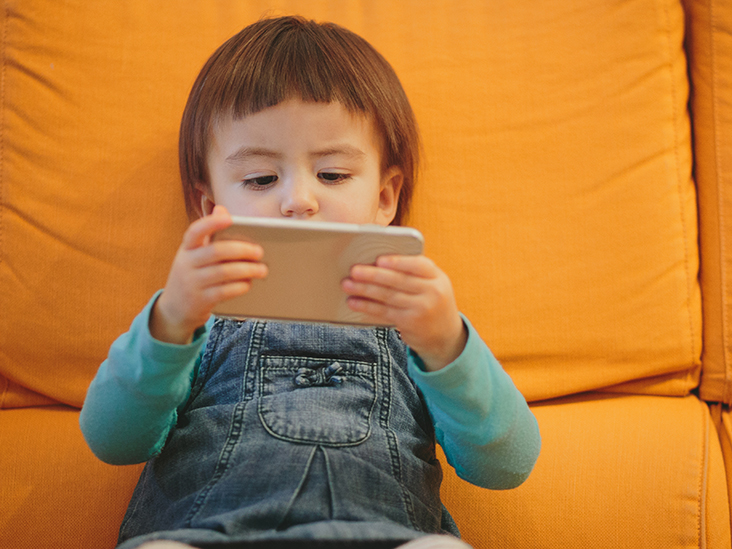 स्मार्टफोन से छोटे बच्चों को रखें दूर, वरना भुगतने होंगे खतरनाक परिणाम
