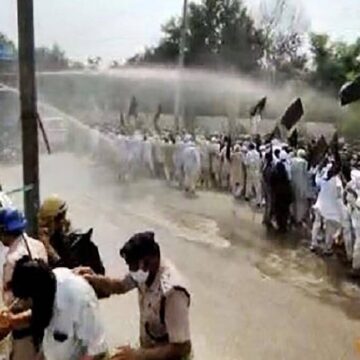 हरियाणा के झज्जर में किसानों पर पानी की बौछार, दुष्यंत चौटाला के खिलाफ जमकर प्रदर्शन