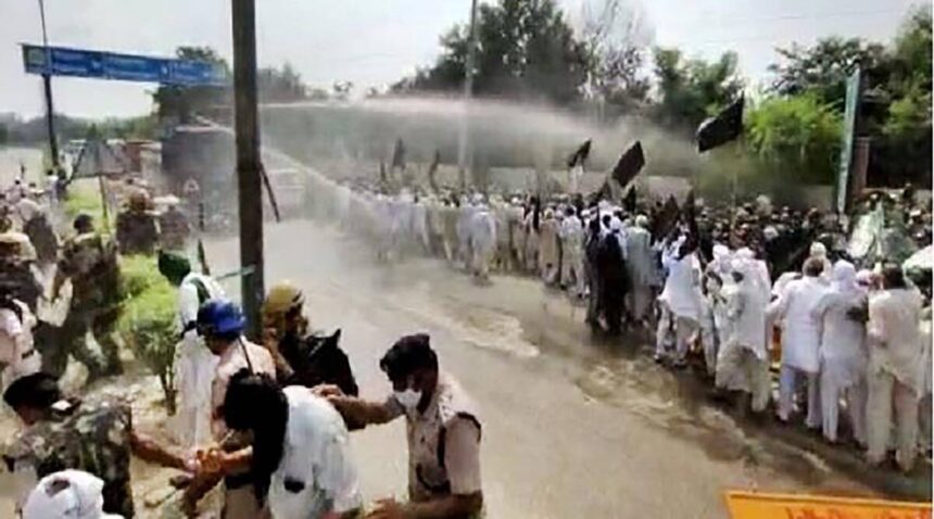 हरियाणा के झज्जर में किसानों पर पानी की बौछार, दुष्यंत चौटाला के खिलाफ जमकर प्रदर्शन