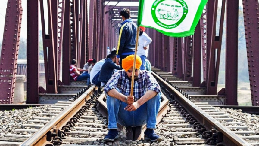 लखीमपुर हिंसा के खिलाफ ‘रेल रोको’ आंदोलन, कई ट्रेनें रद्द, पटरियों पर बैठे किसान