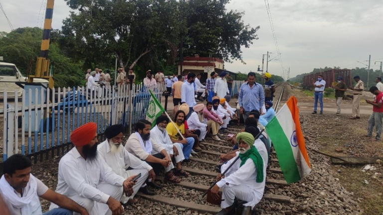 लखीमपुर हिंसा के खिलाफ किसानों का रेल रोको आंदोलन, कई ट्रेनें रद्द, पटरियों पर बैठे किसान