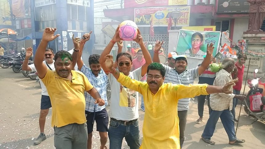 ममता बनर्जी को भवानीपुर सीट पर भारी बढ़त, TMC कार्यकर्ताओं ने जश्न मनाना शुरू किया