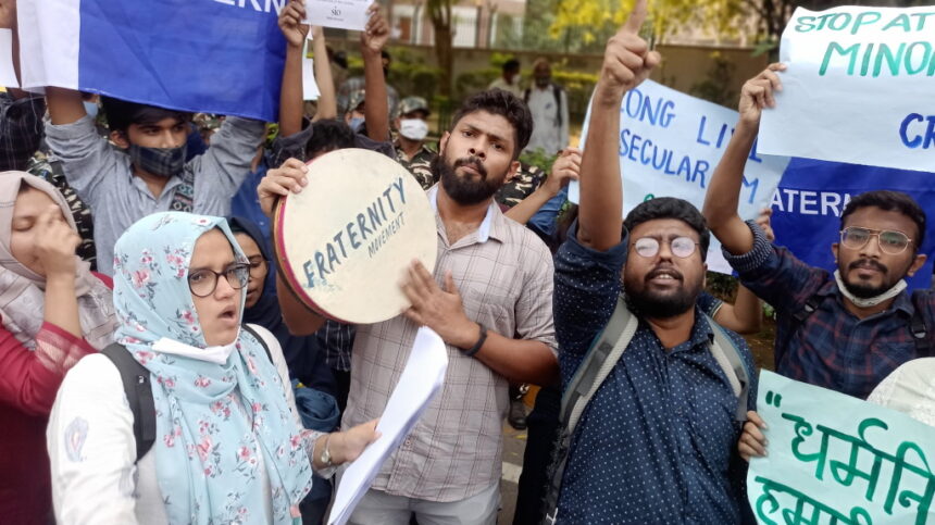 त्रिपुरा हिंसा के खिलाफ दिल्ली में छात्रों का प्रदर्शन, उधर त्रिपुरा के मंदिर में तोड़फोड़ के बाद धारा 144 लागू