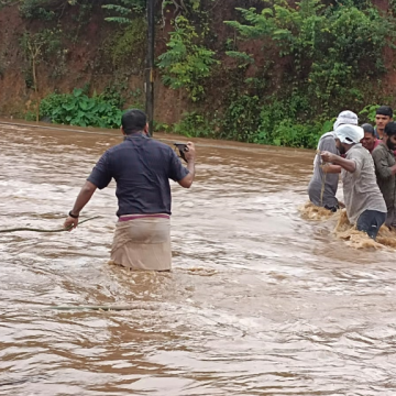 देश के 17 राज्यों में भारी बारिश की आशंका, केरल में अब तक 21 लोगों की मौत, कई लापता