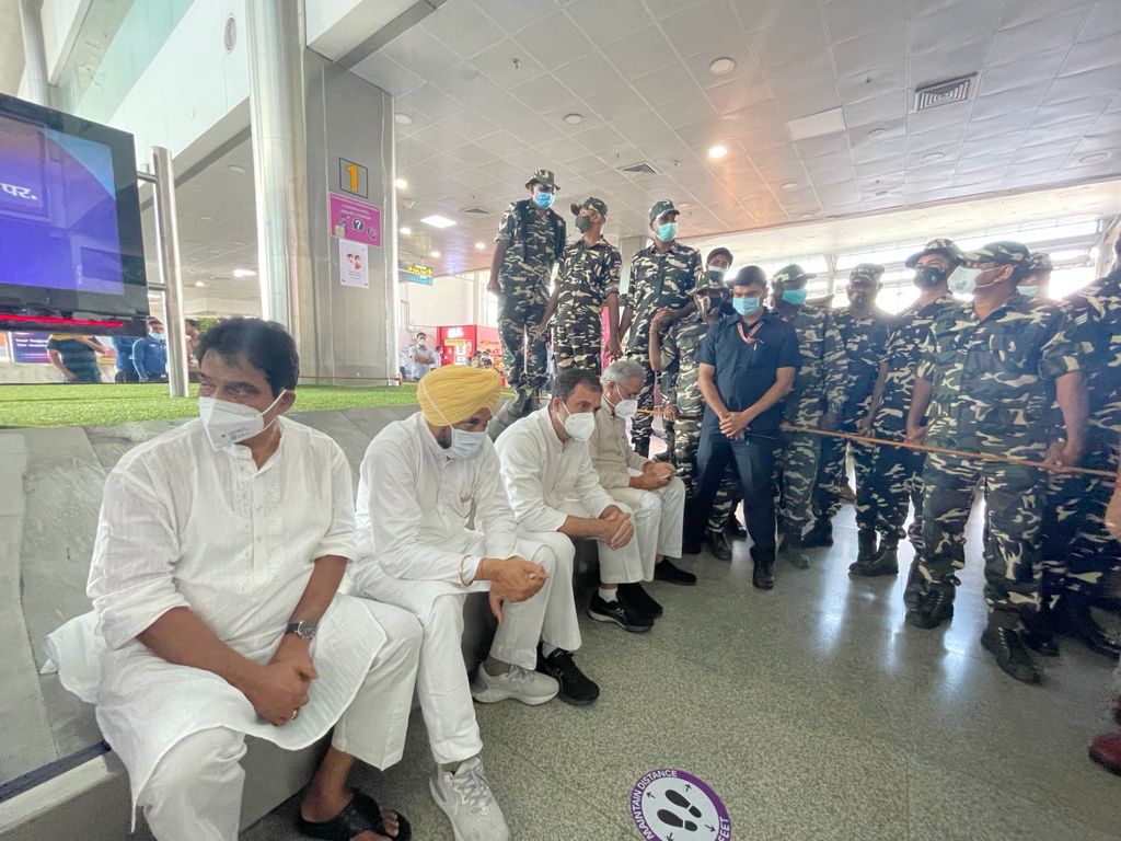 राहुल गांधी धरने पर बैठे, एयरपोर्ट से नहीं निकलने दिया बाहर