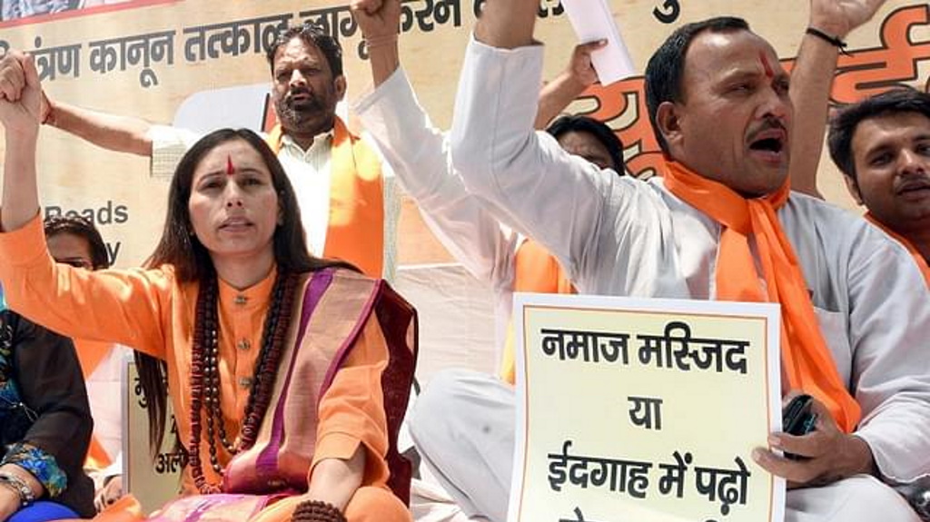 हिंदुत्ववादी संगठनों के आगे सरकार ने घुटने टेके, रद्द की जुमे की नमाज़ की अनुमति