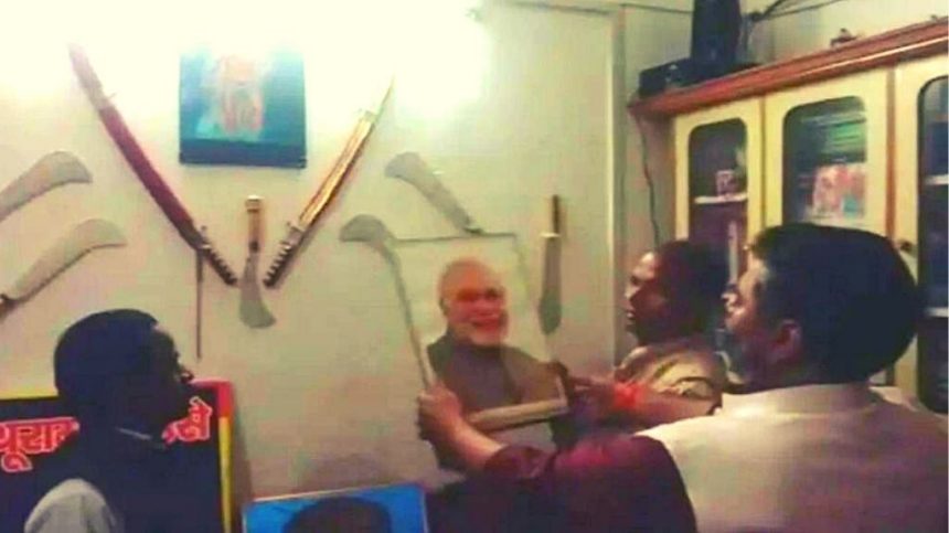 हिंदू महासभा ने कृषि कानून वापसी के बाद हटाई PM मोदी की तस्वीर, कहा- जो अपनी बात का नहीं, वह एक बाप का नहीं
