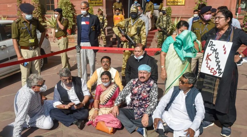 त्रिपुरा पुलिस की बर्बरता के खिलाफ TMC नेता पहुंचे दिल्ली, गृह मंत्रालय के बाहर विरोध-प्रदर्शन