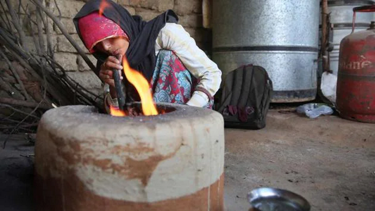 महंगाई की मार, 42 लोगों ने सिलिंडर छोड़ लकड़ी पर खाना बनाना शुरू किया: रिपोर्ट