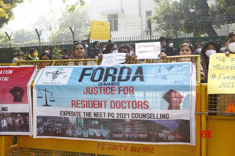 आक्रोशित डॉक्टर सड़क पर उतरे, हिरासत और बदसलूकी की राहुल गांधी ने की आलोचना